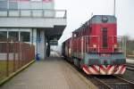 T466 2201 mit einem Personenzug in Karlovy Vary nach Johanngeorgenstadt Jan 2014.