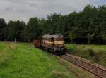 Die 742 437 mit einem Güterzug am 29.08.2014 unterwegs bei Kájov.