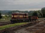 Die 742 437 bei einer Rangierfahrt am 29.08.2014 in Kájov.