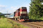 Da bei Tršnice die Brücke über die Ohre ausgetauscht wird fehlt dort die Oberleitung. Am 07.06.16 wollte ich mal schauen wie weit man ist. Die Züge werden von Cheb bis Tršnice und zurück mit 714 oder 742 geschoben. Hier der R 617 Větruše vorn mit 362 108-3 bei Tršnice geschoben von einer 742 343-7.