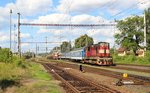 742 343-7 schiebt am 19.07.16 den R 615 Ohře in den Bahnhof Tršnice, wo 742 135-7 auf ihre Ausfahrt wartet.