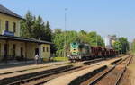 Die TSS 742 535 mit einem Schotterzug zur Beladung im Ladegleis in Probezovice.