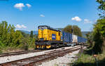 742 028 mit einem Containerzug gen Nis in Niška Banja 2.9.23. Das Bild entstand vom benachbarten Weg