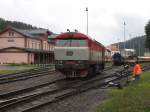 Kein Glck mit das Wetter, aber trotzdem Glck mit diese alte Bardotka: die 749 006-3 auf Bahnhof Tanvald am trbes Sonntag 7-8-2011.