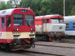 Bardotka 749 006-3 neben Steuerwagen 80-29 008-7 auf Bahnhof Tanvald am 7-8-2011.