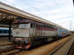 749 253-1 stand am 26.08.12 mit den alten Doppelstockwagen in Praha hl.n.