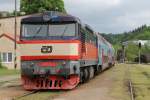 749 121-0 mit Os 9058 Čerčany-Praha Hlavn Ndra auf Bahnhof Tnec nad Szavou am 18-5-2013.