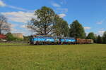 Die 750 326 und 750 252 der CD Cargo holten am 10.Mai 2024 aus Nove mesto pod Smrkem mehrere Hölzer beladene Waggons und fuhren sie nach Frydlant.