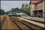 Zugkreuzung am 6.6.2024 um 15.45 Uhr im Bahnhof Neratovice. Rechts steht abfahrbereit der Schnellzug nach Prag mit der Taucherbrille 750708-0. Als Gegenzug ist der Altbau Triebwagen 854001-5 angekommen.