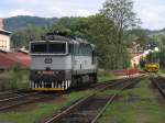 750 312-1 auf Bahnhof Trutnov Hlavn Ndra am 6-8-2011.