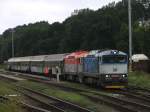 Die Praha-Zug bestehende aus zwei Taucherbrillen und alte Wagens. Die 750 705-6 und 754 050-3 mit R 850 Trutnov Hlavn Ndra-Praha Hlavn Ndra auf Bahnhof Trutnov Hlavn Ndra am 1-8-2011.