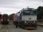 750 705-6 und 754 050-3 auf Bahnhof Trutnov Hlavn Ndra am 1-8-2011.