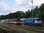 750 705-6 750 312-1 mit R 854 Trutnov Hlavn Ndra-Praha Hlavn Ndra auf Bahnhof Trutnov Hlavn Ndra am 3-8-2011.