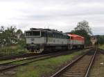 750 312-1  und 754 050-3 auf Bahnhof Trutnov Hlavn Ndra am 1-8-2011.