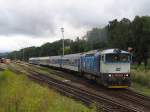 Drei Lackierungen der Taucherbrille: Reko-Taucherbrille 750 706-4 mit R 852 Trutnov Hlavn Ndra-Praha Hlavn Ndra auf Bahnhof Trutnov Hlavn Ndra am 1-8-2011.