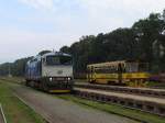 750 705-6 neben 810 205-5 (Viamont) mit Os 15707 Svoboda nad pou-Trutnov Hlavn Ndra auf Bahnhof Trutnov Hlavn Ndra am 6-8-2011.