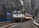 Die 750 160 mit einem Os am 04.04.2010 bei der Einfahrt in st nad Labem.