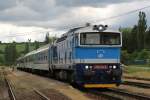 Heute wieder drei Farbvariante der Taucherbrille. Hier steht die Reko-Lok 750 712-2 (ehemalige 750 410-3) mit R 666 Brno-Plzeň abfahrtsbereit auf Bahnhof Okřky am 21-5-2013.