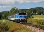 Die 750 713 mit einem Os nach Černá v Pošumaví am 07.08.2016 unterwegs bei Horní Planá.
