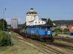 Die 751 219 und die 743 003 mit einem Holzzug am 02.06.2014 bei der Einfahrt in Strunkovice nad Blanicí.