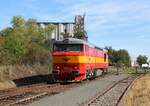 T 478 1033 (KZC) ist hier am 01.10.23 in Kralovice u Rakovníka beim umsetzen zu sehen. Der Rakovnický rychlík fährt nur noch diese Saison (bis Ende Oktober) bis Kralovice u Rakovníka. Ab der nächsten Saison fährt der Zug wieder nur von Praha hl.n. bis Rakovnik. 