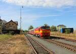 T 478 1033 (KZC) ist hier am 01.10.23 in Kralovice u Rakovníka am Endpunkt zu sehen. Der Rakovnický rychlík fährt nur noch diese Saison (bis Ende Oktober) bis Kralovice u Rakovníka. Ab der nächsten Saison fährt der Zug wieder nur von Praha hl.n. bis Rakovnik. 