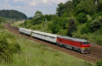 Die frisch aufgearbeitet 752 069 war am Mittag des 27. Mai 2018 mit zwei RailAdventure Wagen in Fahrtrichtung Süden unterwegs und wurde von mir in Česká Třebová fotografiert.