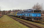 Holzzug bereit zur Abfahrt nach Liberec am alten Bahnsteig von Chrastava.