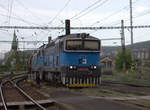 Doppeltraktion 753 779-8 bei der Durchfahrt mit einem Kesselwagenzug in Usti nad labem zapad.