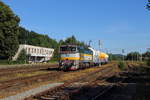 Die grün gelbe Blitz Brille 753 301 mit Zementzug  Zwiebelwagen  ist als Mn 86120 bereit zur Abfahrt von Brniště nach Decin.