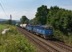 753 768 + 753 769 mit einem Gterzug am 24.08.2013 bei Janovice nad Uhlavou.