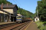 753 735-0 und eine weitere Taucherbrille der AWT rollen mit einem Gterzug durch den Haltepunkt Krippen Richtung Tschechien.