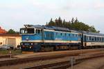 CD 754 016-4 vor dem R 881 Slovacky Expres (Olomouc hl.n. - Luhacovice) am 08.September 2018 im Bahnhof Uherske Hradiste.