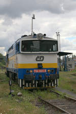 754 024-8 rangiert im DKV Klatovy. Teleschuß vom Ausserhalb des Betriebsgeländes.