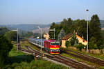 Die retrolackierte 754 067 Taucherbrille mit einem Eilzug (SP 1762) von Bojkovice nach Brno verlässt den Bahnhof Nemotice (Nemotitz).
26.08.2022.