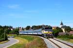 Auf der vorelektrifizierten Bahnstrecke können besonders wertvolle Fotos von Diesellokomotiven gemacht werden.
Die Strecke Brno-Jihlava wird elektrifiziert, deshalb wollten wir hier Fotos machen.
Die 754 018 (Dominička) ist mit dem Zug R633  Rožmberk  bei Luka nad Jihlavou unterwegs.
11.08.2024.