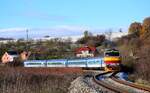 Die 754 075 ist auf dem Weg nach Luhačovice  mit dem R885 “Slovácký Express” kurz nach Biskupice.
23.11.2024.