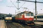 CD 754 023-0 und 242 278-0 in Brno am 27. Mrz 1996.
(Gescantes Foto)