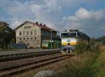 Die Plzener 754 024 hat soeben den Personenzug 7548 nach Zelezna Ruda   Alzbetin gebracht und setzt nun ber den bayerischen Teil dieses Grenzbahnhofs um gegen 19:30 vor dem 7549 zurck nach Klatovy