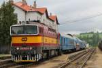 Immer sehenswert is die tgliche Hckerzug mit planmich ein Reko-Lok der Baureihe 750.7. Hier war ich sehr erfreut mit die alte 754 062-2 mit Hckerzug Os 4816 Brno Hlavn Ndra-Jihlava auf Bahnhof Okřky am 31-5-2013.
