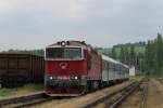 Drei Lackierungen der Taucherbrille: 754 066-9 mit Os 4834 Brno-Okřky auf Bahnhof Okřky am 24-5-2013.