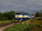 Die 754 006 mit einem Os nach České Budějovice am 29.08.2014 unterwegs bei Horní Planá.
