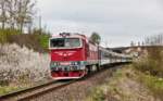 Die 754 066-9 fährt in Blížjeov mit einem Os von Pilsen nach Domažlice vorüber.Bild vom 12.4.2017