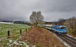 Die 754 006-5 dieselt bei einem Wintereinbruch im Böhmerwald mit dem Rx 779 von Bayrisch Eisenstein nach Pilsen bei Desenice vorüber.Bild vom 18.4.2017