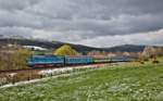 Am frühen Morgen verirrt sich ein kleiner Lichtstrahl zwischen den schneebeladenen Wolken hindurch auf die Strecke,während die 754 041-2 mit dem Os 7504 Richtung Bayrisch Eisenstein