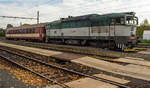 Die  Taucherbrille  754 042 wartet am 12.10.2017 auf ihre Fahrt von Všetaty nach Praha-Vršovice im Abgangsbahnhof.