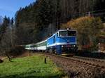 Die 754 015 mit einem Os nach Pilsen am 15.11.2014 unterwegs bei Böhmisch Eisenstein.