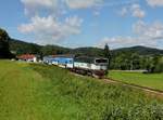 Die 754 039 mit einem Os nach Český Budějovice am 30.07.2016 unterwegs bei Mezipotočí.