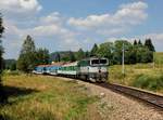 Die 754 022 mit einem Os nach Nové Údolí am 07.08.2015 unterwegs bei Stožec.