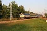 CD 754 057-8 mit dem Os 8720 (Ceske Velenice - Veseli nad Luznici) am 03.August 2018 kurz nach dem Bahnhof Ceske Velenice.